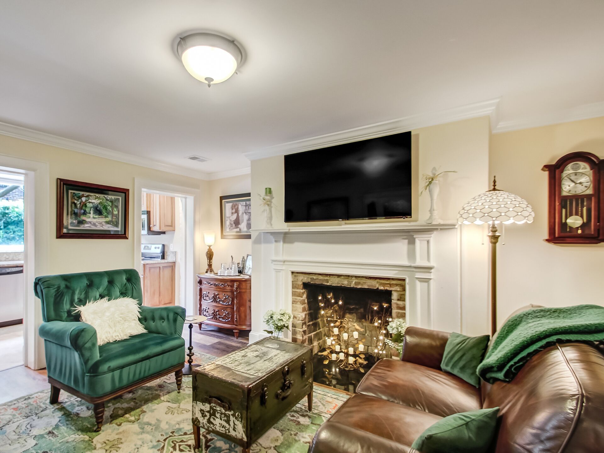 Garden Level, 1 Block to Forsyth Park, Heated Pool Access By Southern Belle Savannah