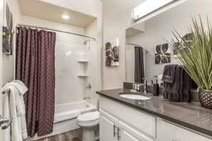 Ensemble douche/baignoire, sèche-cheveux, serviettes fournies, savon