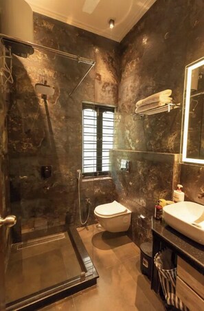 Shower - Luxury studio apartment 1 (Kolkata)