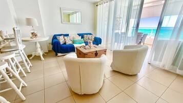 Een televisie en een stereo