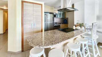 Een koelkast, een magnetron, een oven, een kookplaat