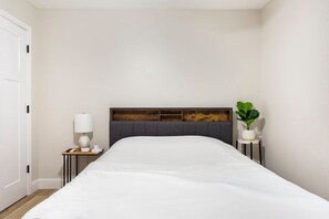 5 bedrooms, iron/ironing board, WiFi, bed sheets