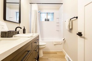 Badewanne, Haartrockner, Handtücher, Seife