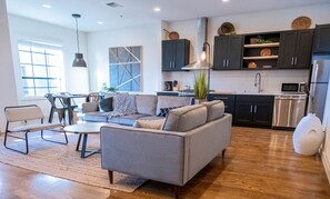 Smart TV - Cozy Townhouse near The Pearl & Riverwalk (San Antonio)