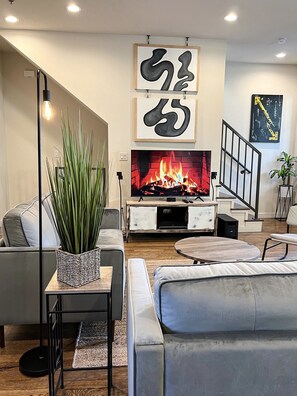 Smart TV - Cozy Townhouse near The Pearl & Riverwalk (San Antonio)