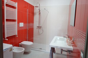 Regadera, secadora de cabello, toallas, papel de baño 