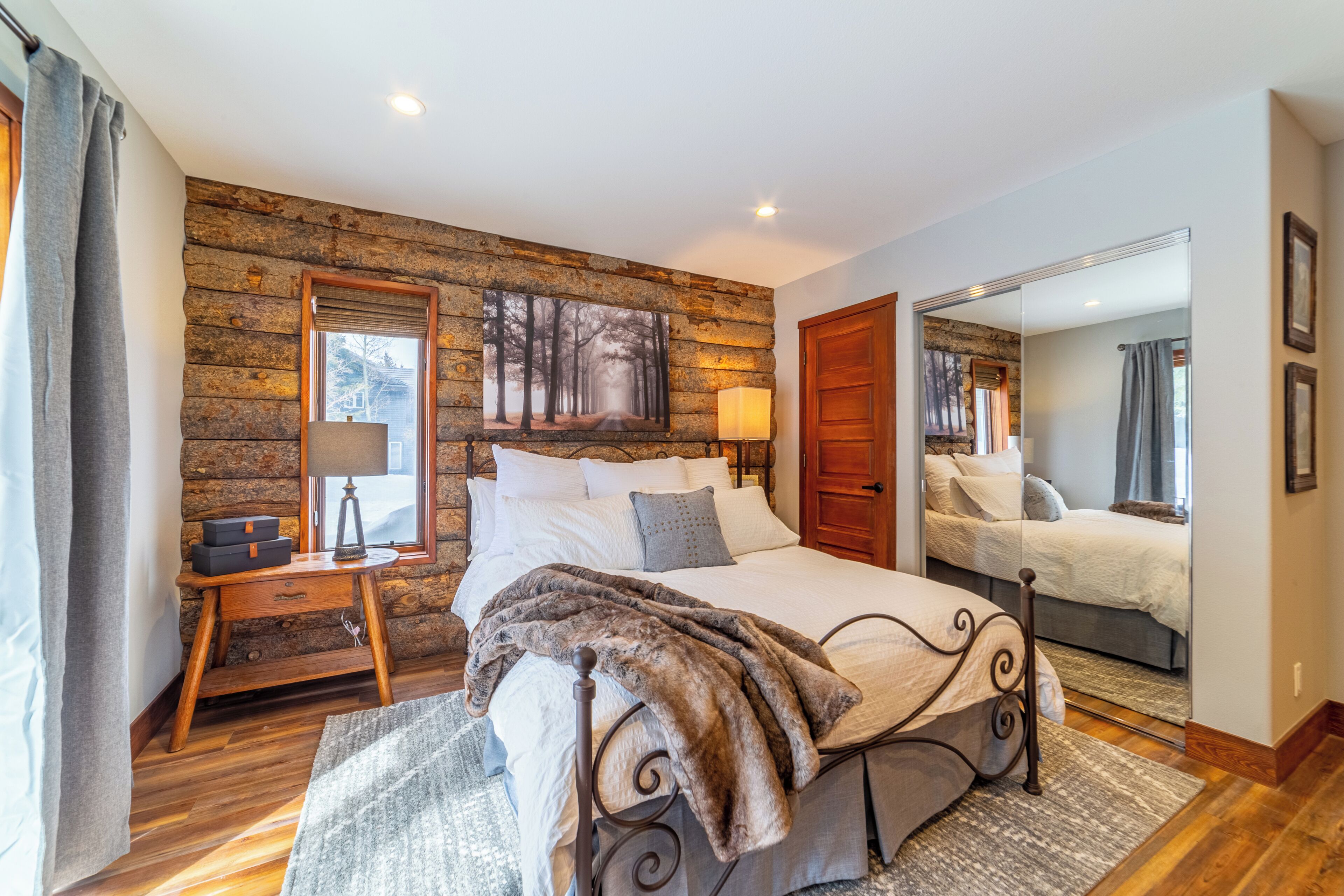 3 makuuhuonetta, työpöytä, silitysrauta/-lauta, vauvan matkasänky