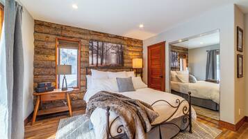 3 bedrooms, desk, iron/ironing board, travel crib