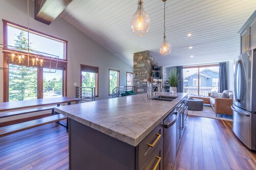 Rustic Luxe Renovated 3 Bed 3 Bath 558