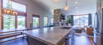Rustic Luxe Renovated 3 Bed 3 Bath 558