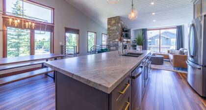 Rustic Luxe Renovated 3 Bed 3 Bath 558