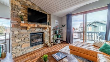 Smart TV, fireplace