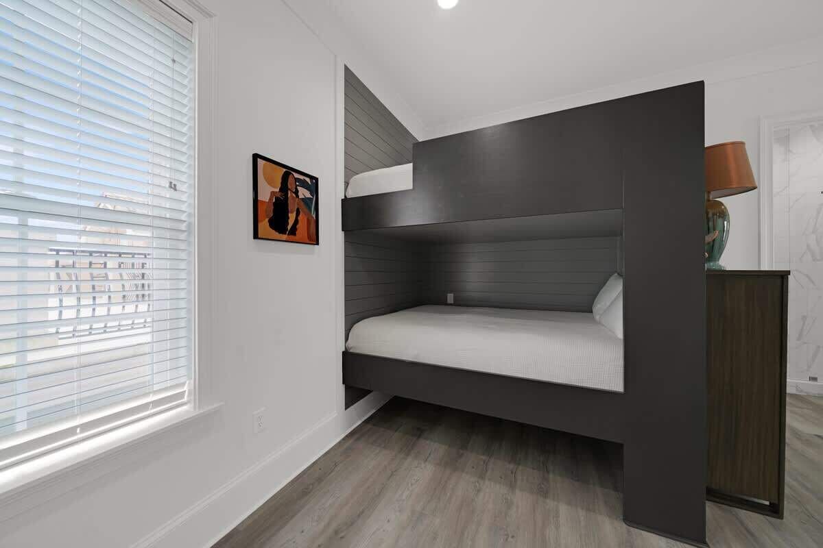 7 bedrooms, iron/ironing board, free WiFi, bed sheets