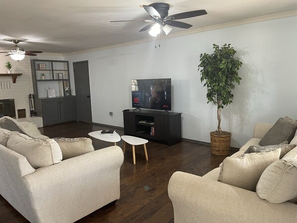 Smart TV, fireplace