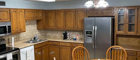 Een koelkast, een magnetron, een oven, een kookplaat