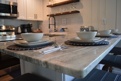 Cozy Lakeview Cottage minutes from water adventures, farms, wineries, & skiing!