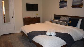 2 bedrooms, in-room safe, desk, iron/ironing board