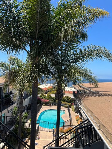 Absolutely gorgeous Oceanview condo steps to the beach!