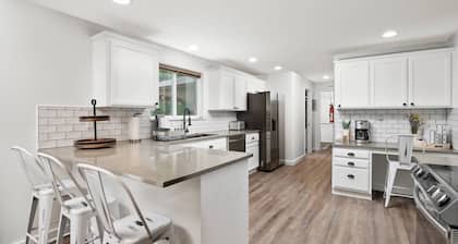 Unrivaled Location, Hot Tub, Huge Patio w/ Gazebo and Couches, Pool Table, Ping Pong, Walk to Dundee