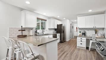 Frigorífico, microondas, lavavajillas y cafetera o tetera