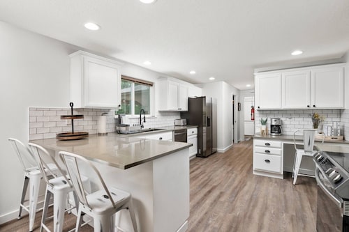 Unrivaled Location, Hot Tub, Huge Patio w/ Gazebo and Couches, Pool Table, Ping Pong, Walk to Dundee