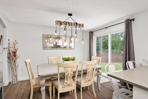 Dining - Unrivaled Location, Hot Tub, Huge Patio w/ Gazebo and Couches, Pool Table, Ping Pong, Walk to Dundee (Dundee)