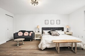 4 bedrooms, iron/ironing board, free WiFi, bed sheets - Unrivaled Location, Hot Tub, Huge Patio w/ Gazebo and Couches, Pool Table, Ping Pong, Walk to Dundee (Dundee)