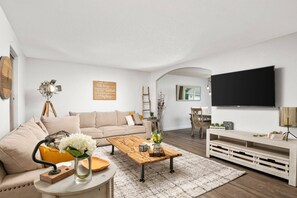 TV - Unrivaled Location, Hot Tub, Huge Patio w/ Gazebo and Couches, Pool Table, Ping Pong, Walk to Dundee (Dundee)