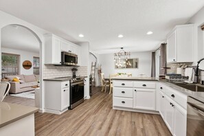 Refrigerador, microondas, lavavajillas y cafetera y tetera 