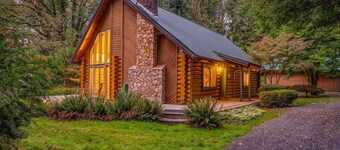 Awesome Log Home w/ Separate Cabin on Two Acres, Pet Friendly, Hot Tub, Patio,15 Miles to Mt. Hood