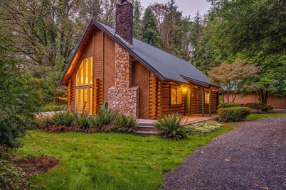 Awesome Log Home w/ Separate Cabin on Two Acres, Pet Friendly, Hot Tub, Patio,15 Miles to Mt. Hood