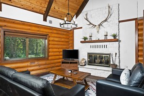 Flat-screen TV, fireplace, books - Awesome Log Home w/ Separate Cabin on Two Acres, Pet Friendly, Hot Tub, Patio,15 Miles to Mt. Hood (Brightwood)