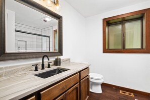 Ensemble baignoire-douche, séchoir à cheveux, serviettes fournies