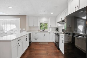 Refrigerador, microondas, horno, placa de cocina