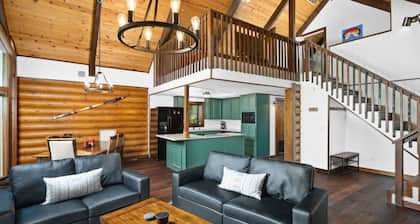 Awesome Log Home w/ Separate Cabin on Two Acres, Pet Friendly, Hot Tub, Patio,15 Miles to Mt. Hood