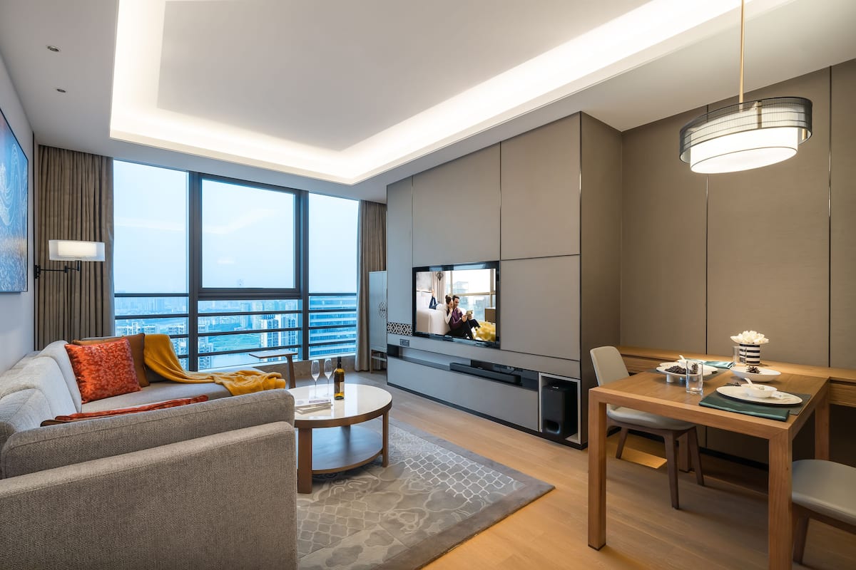 Executive-Zimmer, 1 Schlafzimmer | Wohnbereich | 55-Zoll-LED-Fernseher mit Satellitenempfang, Fernseher, DVD-Player