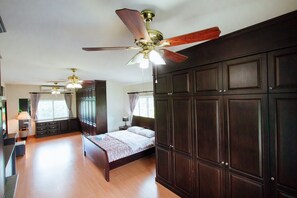 3 bedrooms, iron/ironing board, Internet, bed sheets