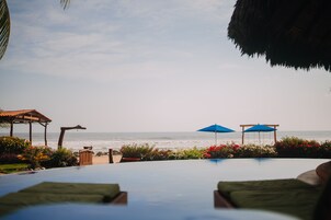 室外游泳池，池畔遮阳伞，日光浴躺椅