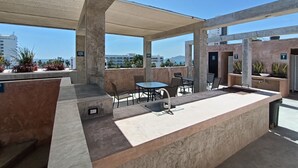 An outdoor patio with a table and chairs, a sink, and potted plants. - beautiful loft ,two blocks from the beach , walk or ride a bike and explore  mzt (Mazatlán)