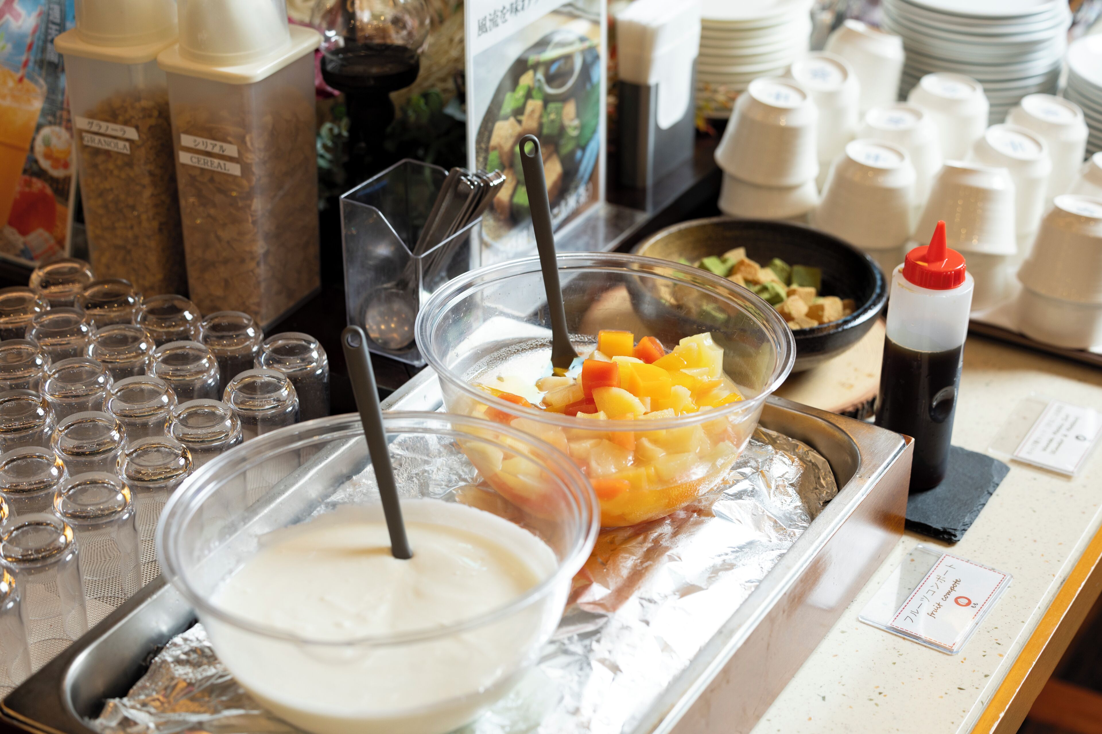 Un buffet proposant une variété de plats et d'accompagnements.