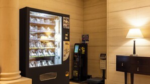 Ein Verkaufsautomat mit Glastür, ein Wechselautomaten und eine Lampe.
