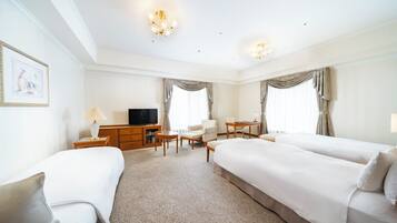 Executive Triple Room, Non Smoking | Desk, free WiFi, bed sheets