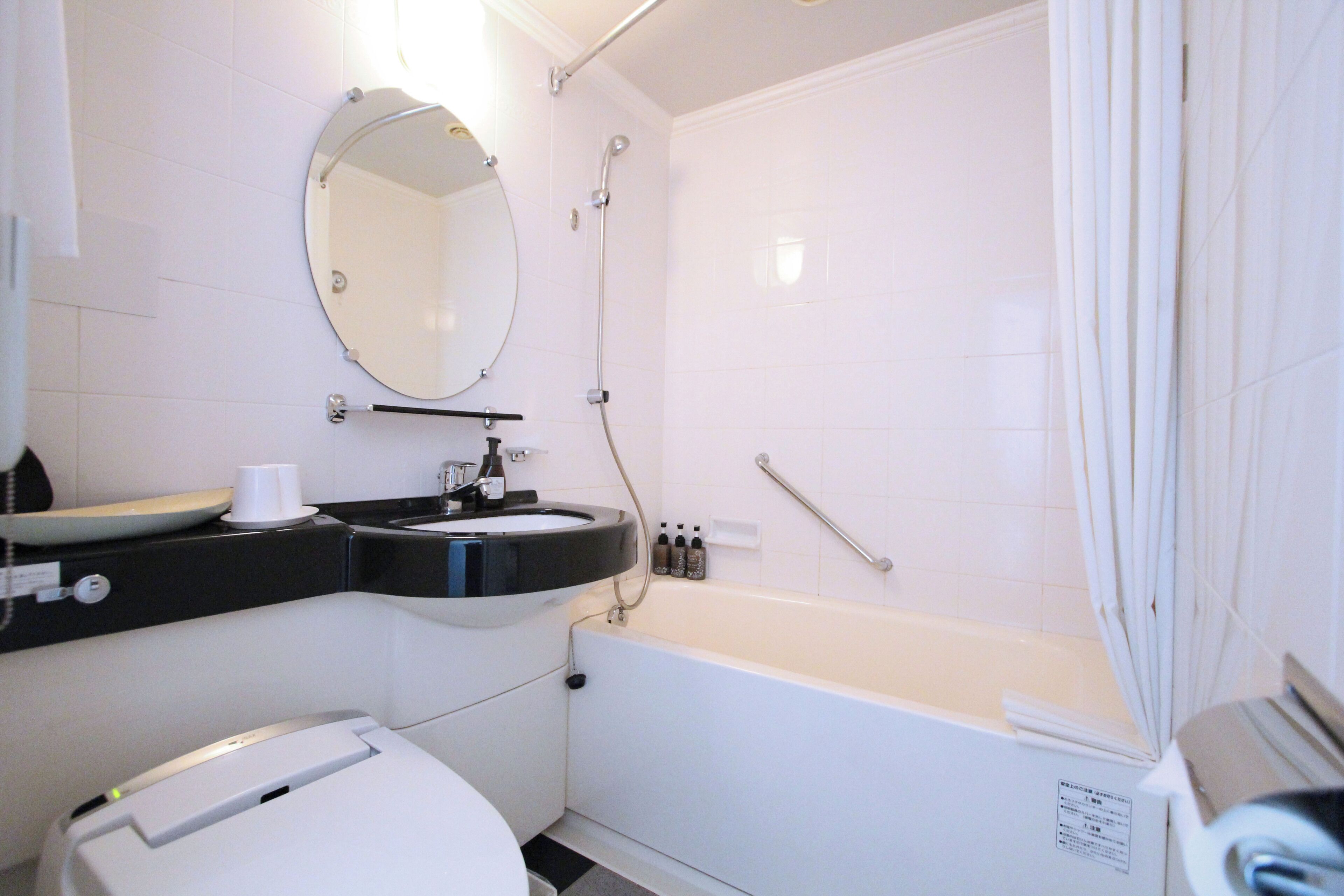 moderate queen room, non smoking | bathroom | hair dryer, slippers, towels, soap