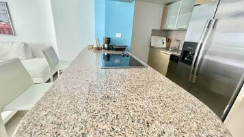 Réfrigérateur, micro-ondes, four, plaque de cuisson