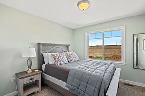 4 bedrooms, iron/ironing board, free WiFi, bed sheets - New Home in west Manhattan,  Family Friendly and close to KSU! (Manhattan)