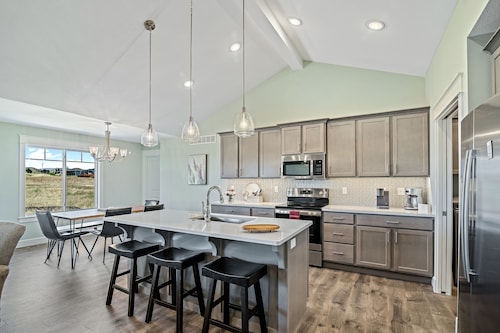 New Home in west Manhattan,  Family Friendly and close to KSU!