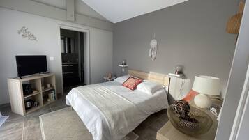 4 slaapkamers, een strijkplank/strijkijzer, reisbedje, gratis wifi