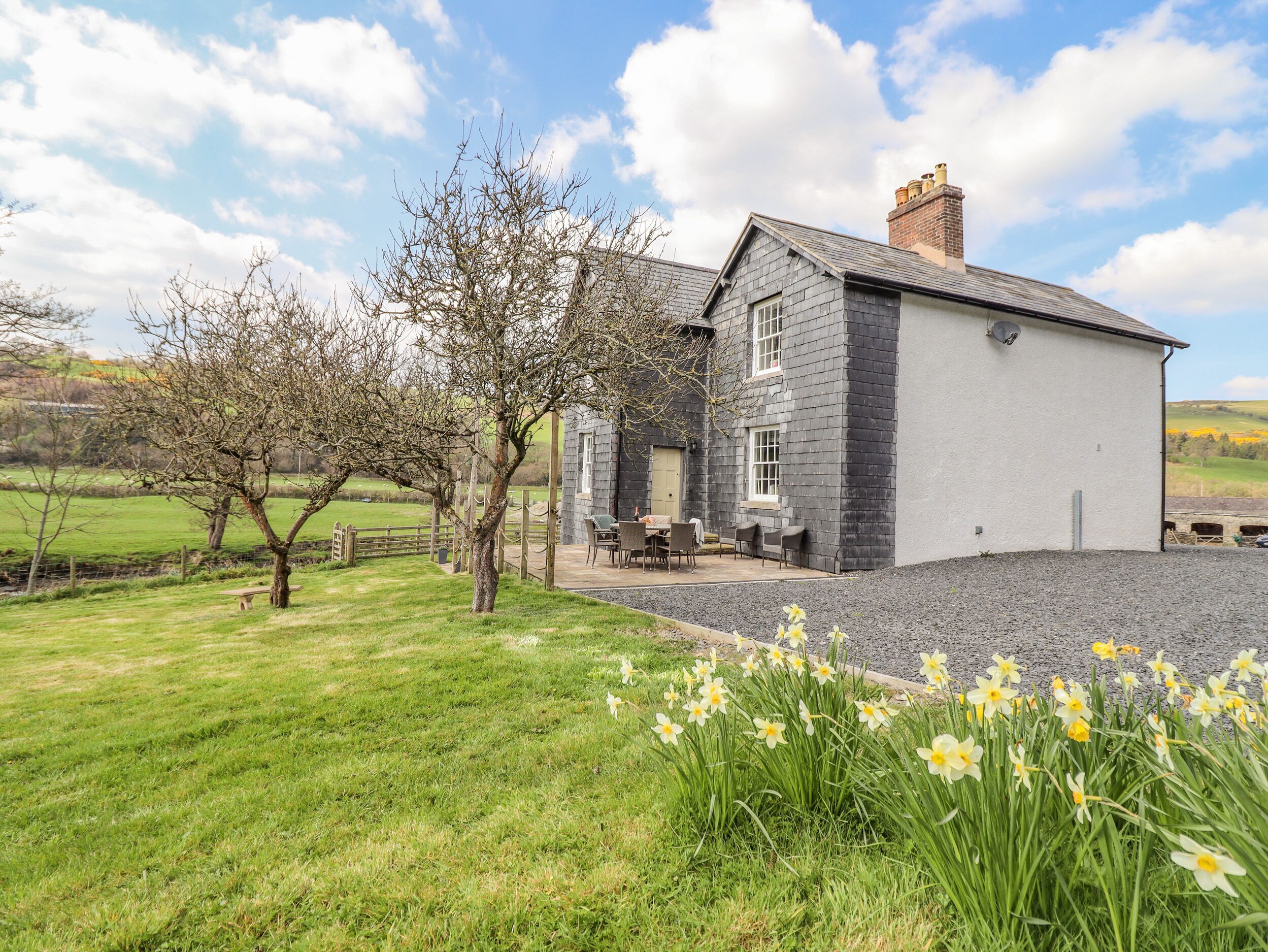 GLAN YR AFON, pet friendly, character holiday cottage in Llangernyw
