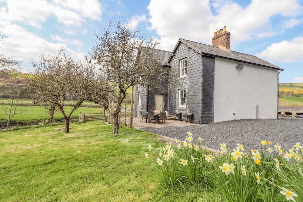 GLAN YR AFON, pet friendly, character holiday cottage in Llangernyw