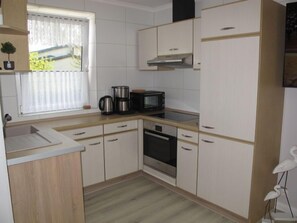 Kühlschrank, Toaster, Kochgeschirr/Geschirr/Besteck, Esstisch